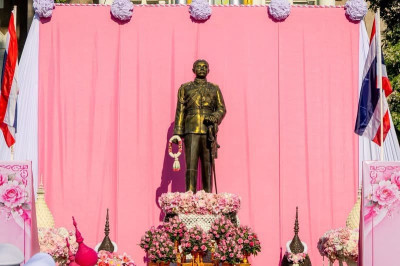 เข้าร่วมพิธีวางพวงมาลาเพื่อน้อมรำลึกเนื่องในวันคล้ายวันสวรรคตพระบาทสมเด็จพระจุลจอมเกล้าเจ้าอยู่หัว 23 ตุลาคม 2569 ... พารามิเตอร์รูปภาพ 1